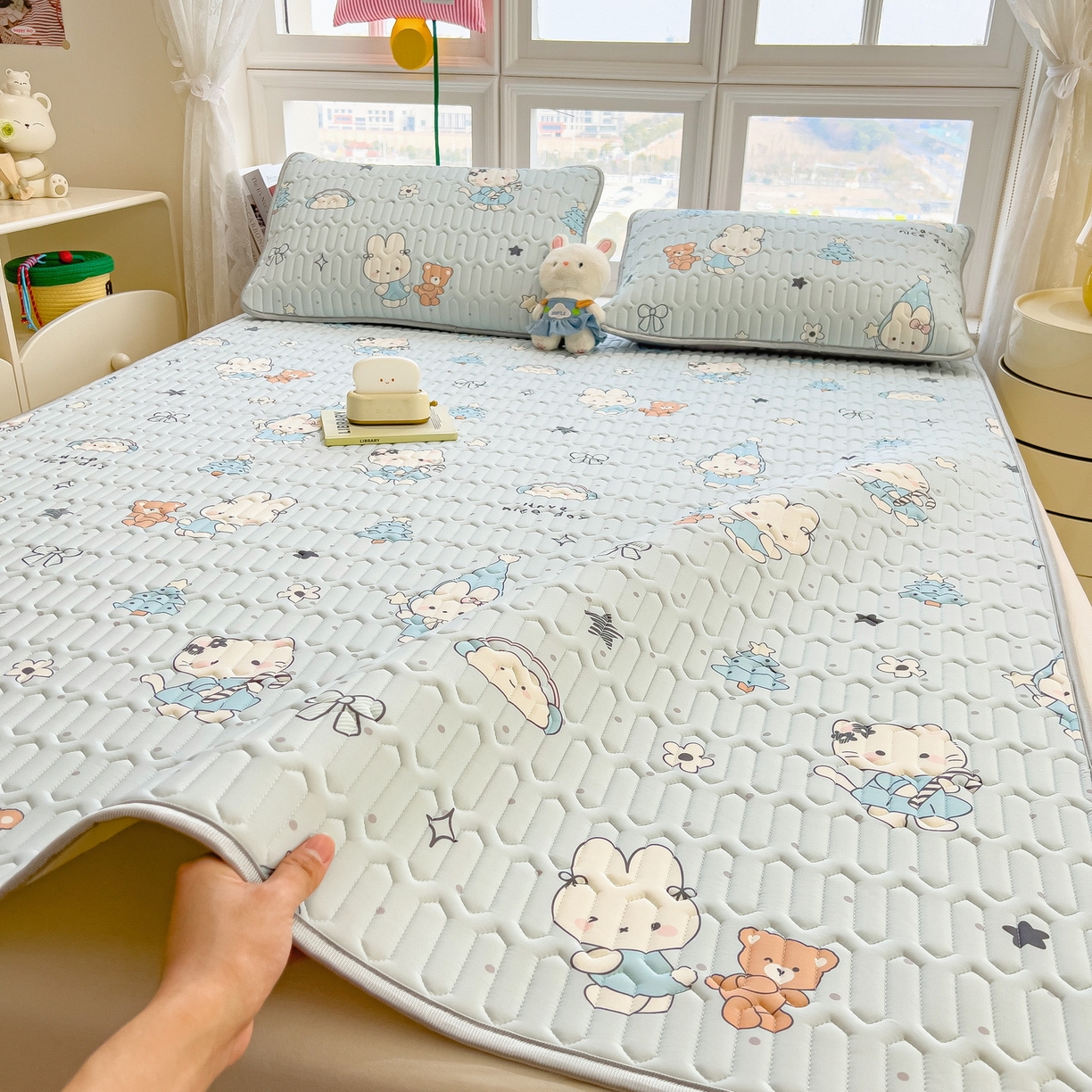 91家纺网 家纺一手货源 找家纺 丝羽坊 2026新款高密凉感丝印花乳胶凉席-平铺款 小兔派对