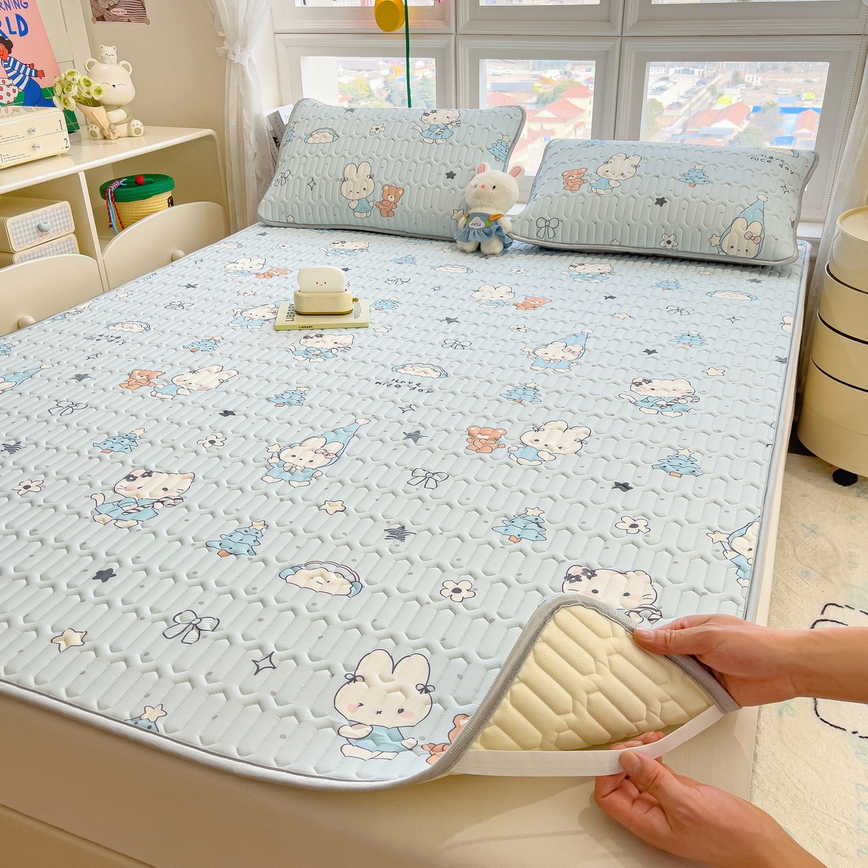 91家纺网 家纺一手货源 找家纺 丝羽坊 2026新款高密凉感丝印花乳胶凉席-平铺款 小兔派对