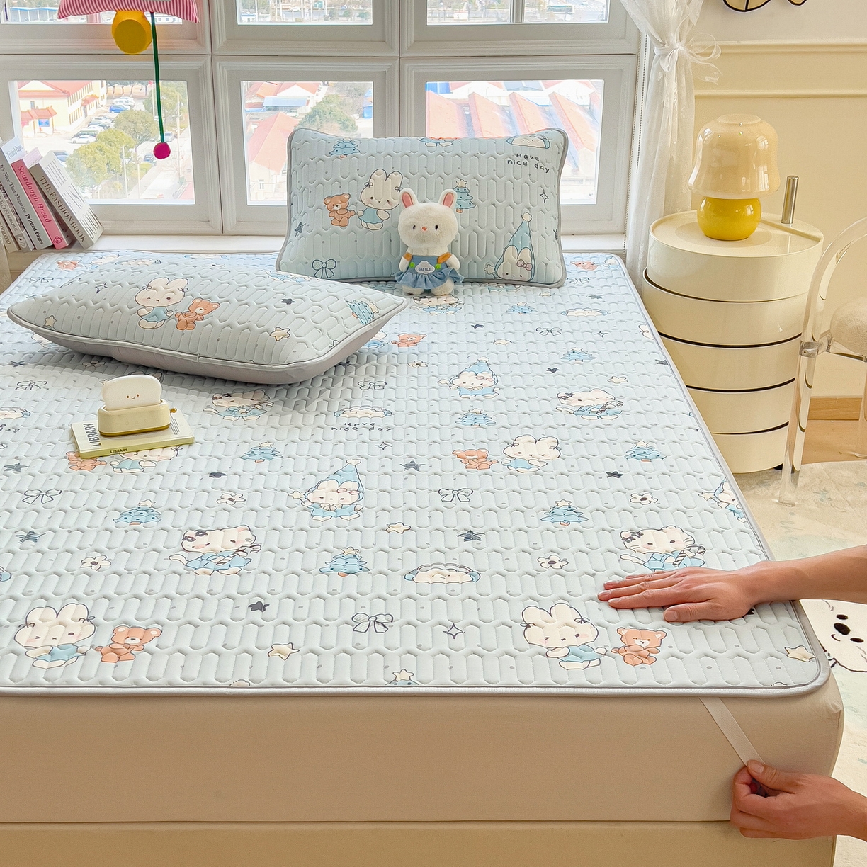 91家纺网 家纺一手货源 找家纺 丝羽坊 2026新款高密凉感丝印花乳胶凉席-平铺款 小兔派对