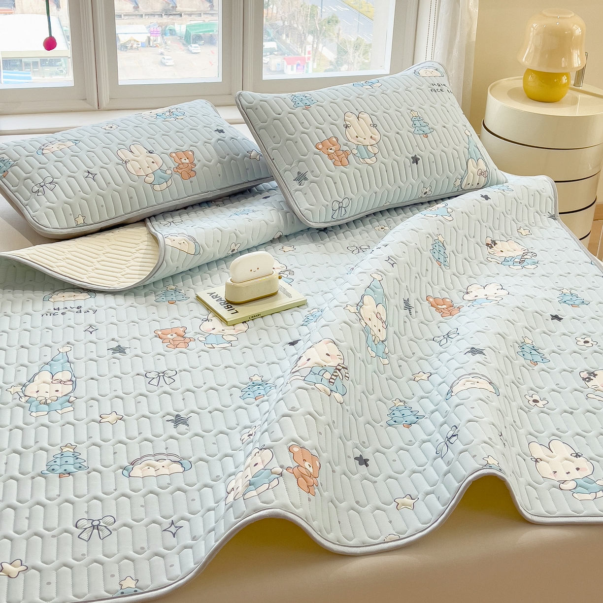 91家纺网 家纺一手货源 找家纺 丝羽坊 2026新款高密凉感丝印花乳胶凉席-平铺款 小兔派对