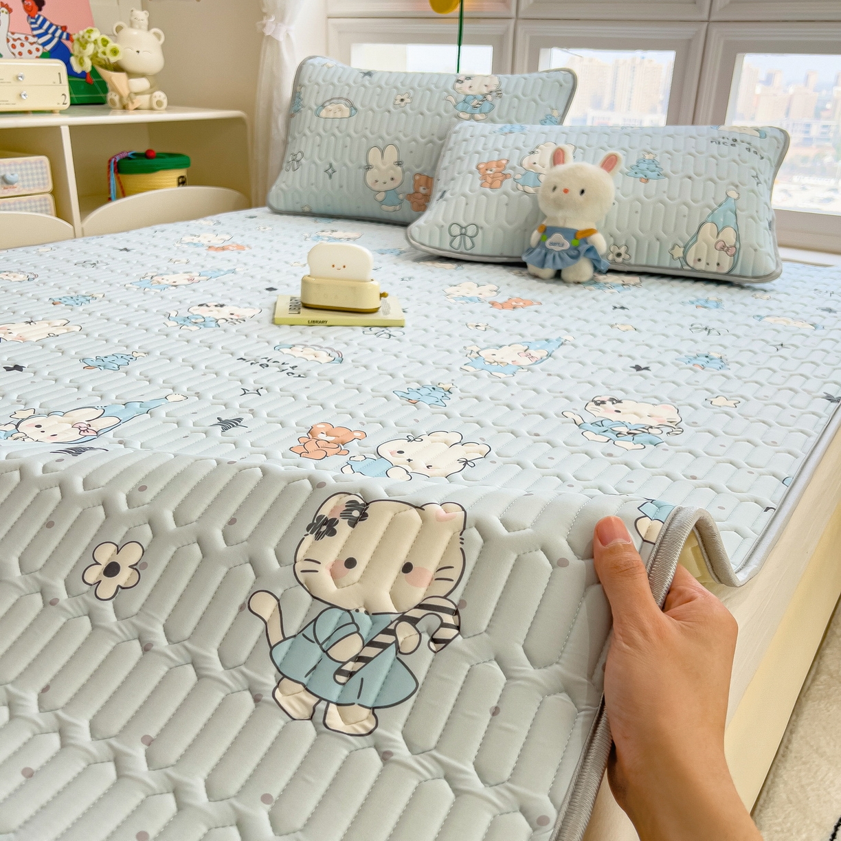 91家纺网 家纺一手货源 找家纺 丝羽坊 2026新款高密凉感丝印花乳胶凉席-平铺款 小兔派对