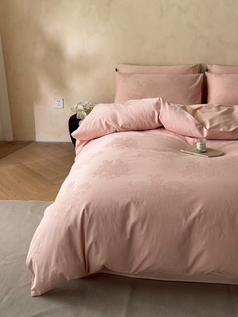 91家纺网 家纺一手货源 找家纺 2026春夏新款全棉提花浮雕四件套 花夕-粉