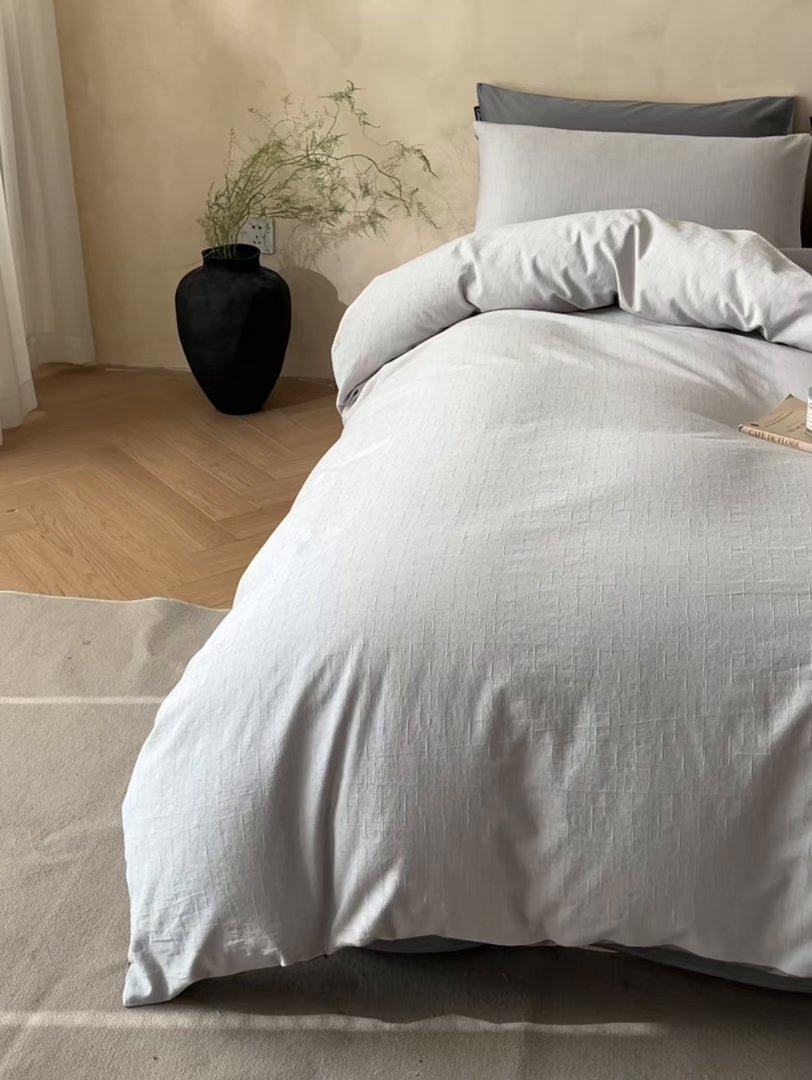 91家纺网 家纺一手货源 找家纺 2026春夏新款全棉提花浮雕四件套 凌维-灰