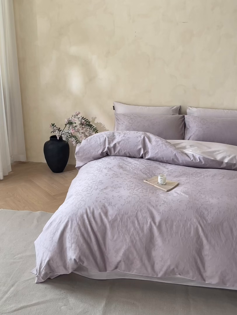 91家纺网 家纺一手货源 找家纺 2026春夏新款全棉提花浮雕四件套 沁语-紫