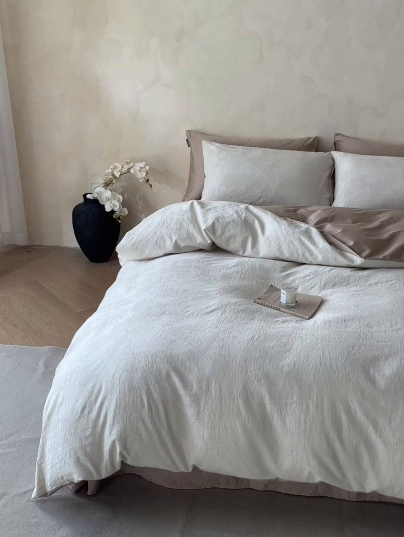 91家纺网 家纺一手货源 找家纺 2026春夏新款全棉提花浮雕四件套 雾絮-奶白