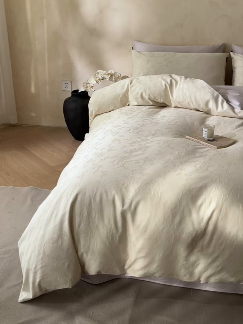 91家纺网 家纺一手货源 找家纺 2026春夏新款全棉提花浮雕四件套 毓影-奶白