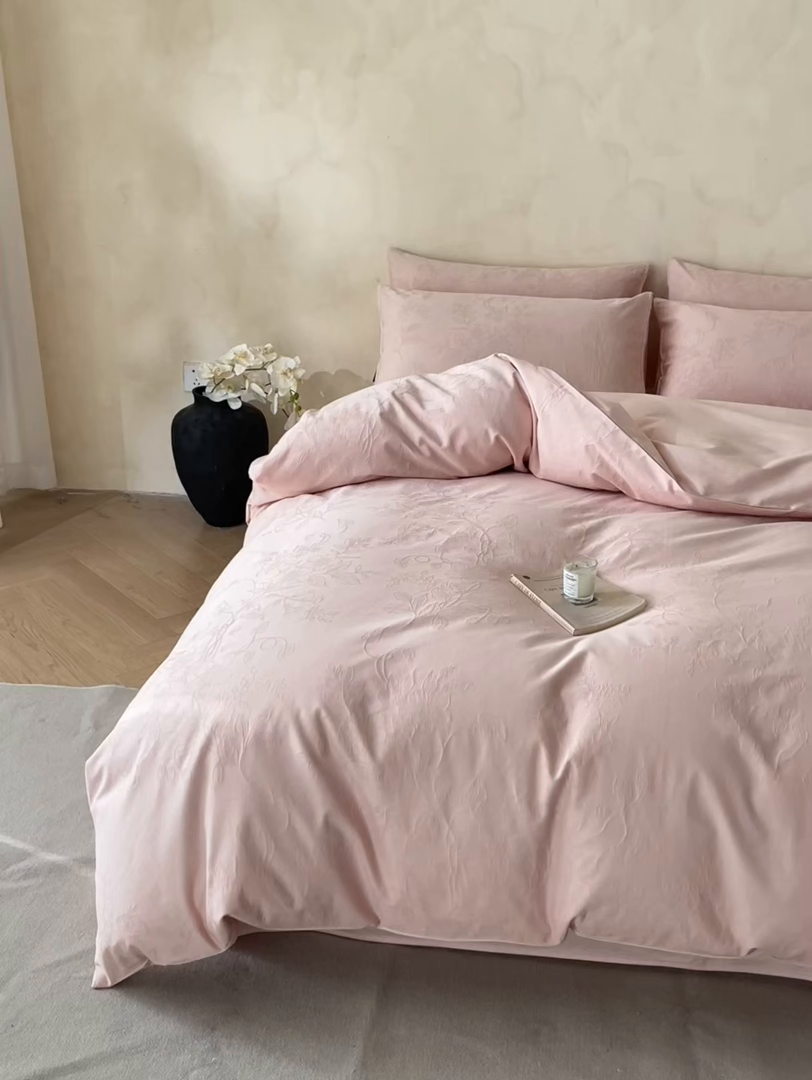 91家纺网 家纺一手货源 找家纺 2026春夏新款全棉提花浮雕四件套 云暖-粉