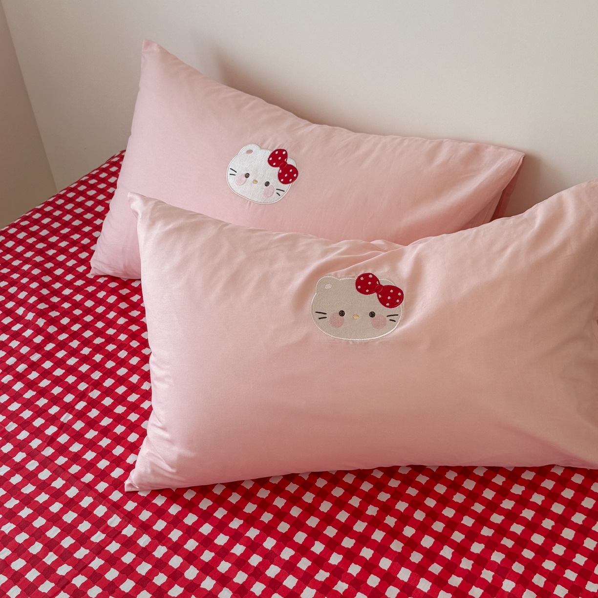 91家纺网 家纺一手货源 找家纺 美乐迪家纺 2026新款卡通13372全棉纯棉贴布绣四件套 粉色猫猫