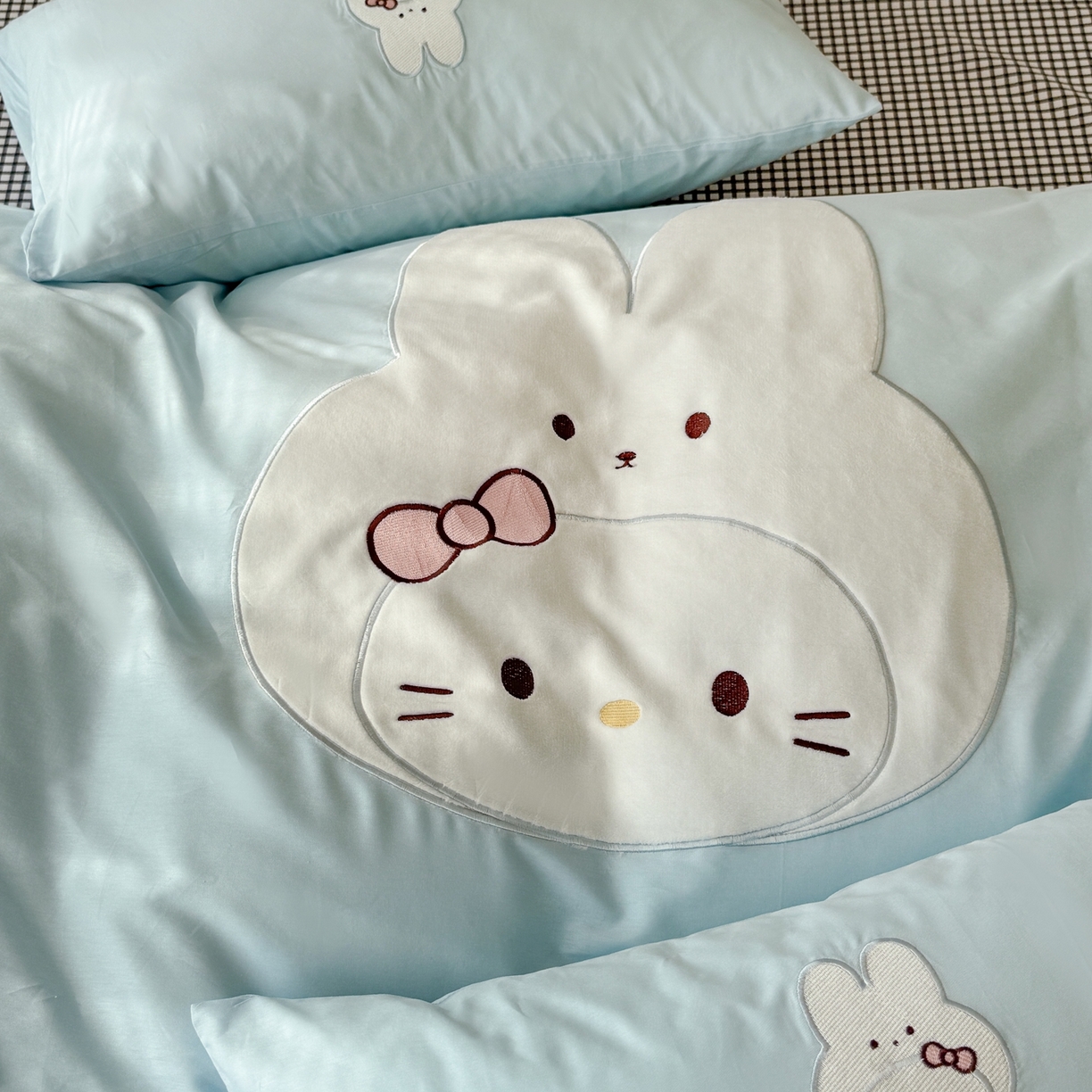 91家纺网 家纺一手货源 找家纺 美乐迪家纺 2026新款卡通13372全棉纯棉贴布绣四件套 蓝色兔兔