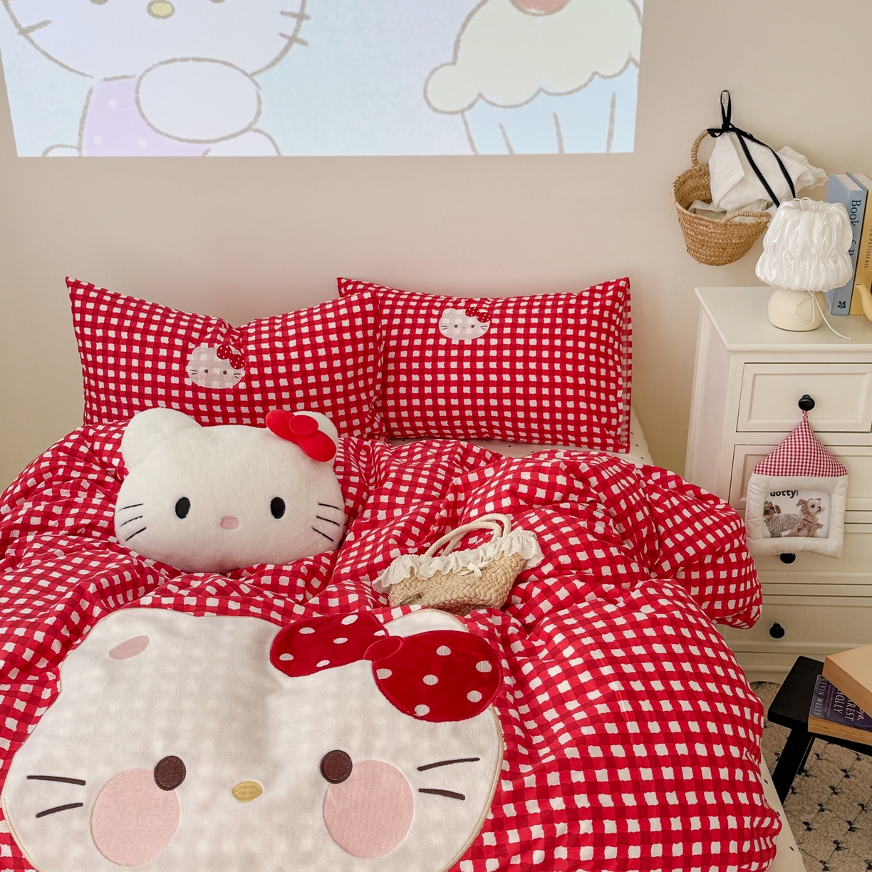 91家纺网 家纺一手货源 找家纺 美乐迪家纺 2026新款卡通13372全棉纯棉贴布绣四件套 红格猫猫