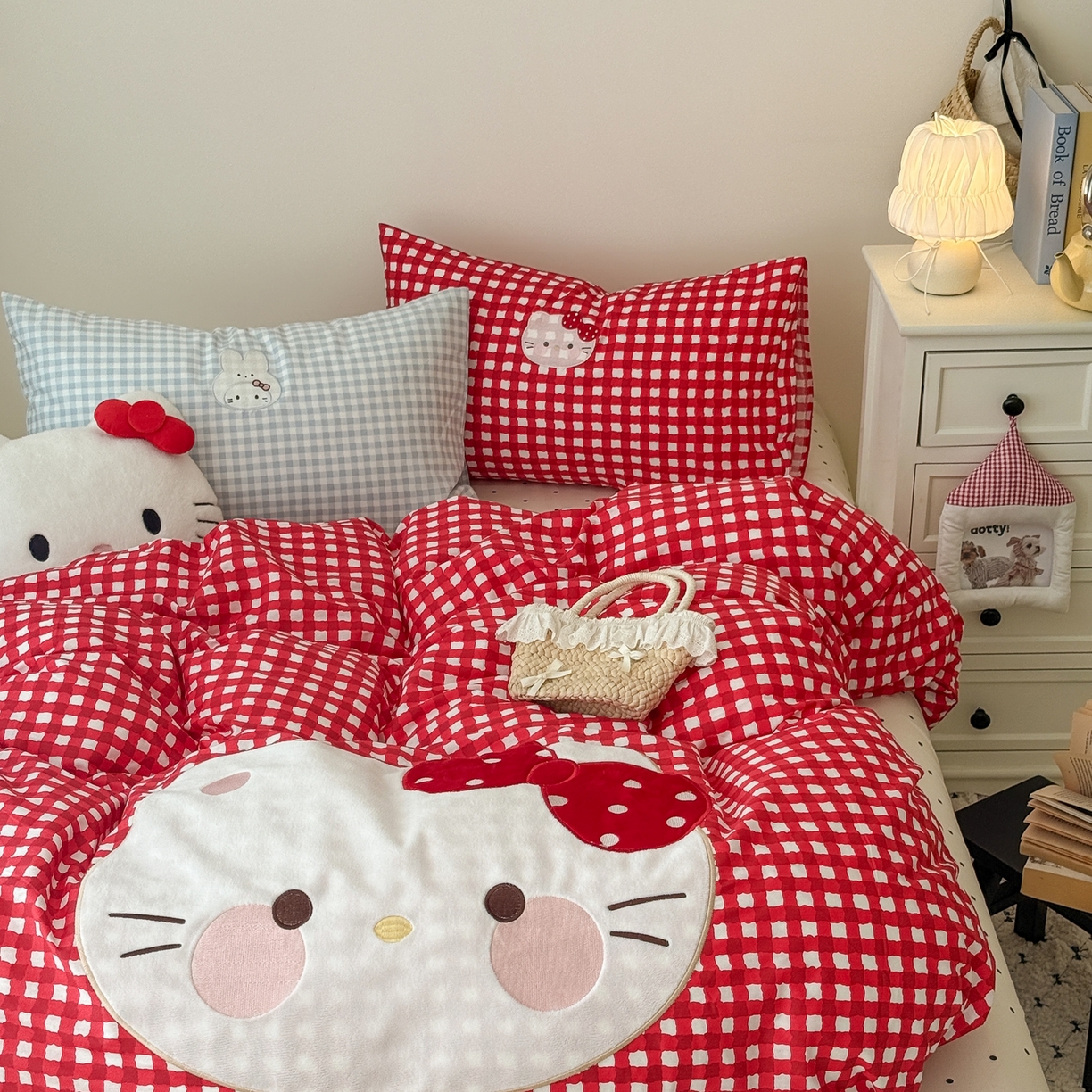91家纺网 家纺一手货源 找家纺 美乐迪家纺 2026新款卡通13372全棉纯棉贴布绣四件套 红格猫猫