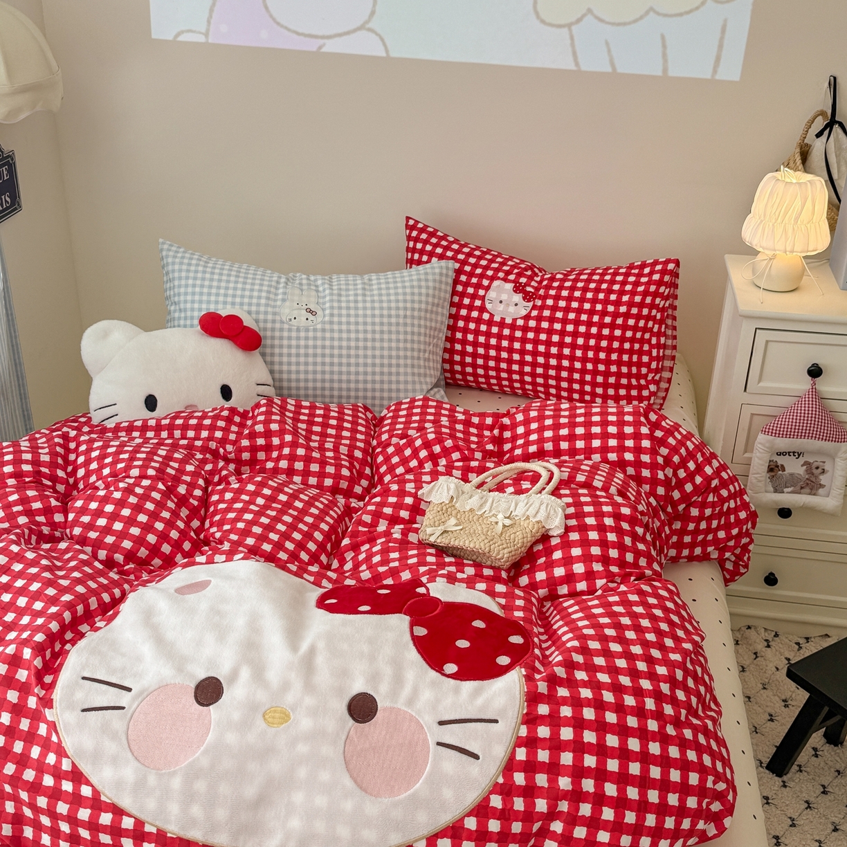 91家纺网 家纺一手货源 找家纺 美乐迪家纺 2026新款卡通13372全棉纯棉贴布绣四件套 红格猫猫