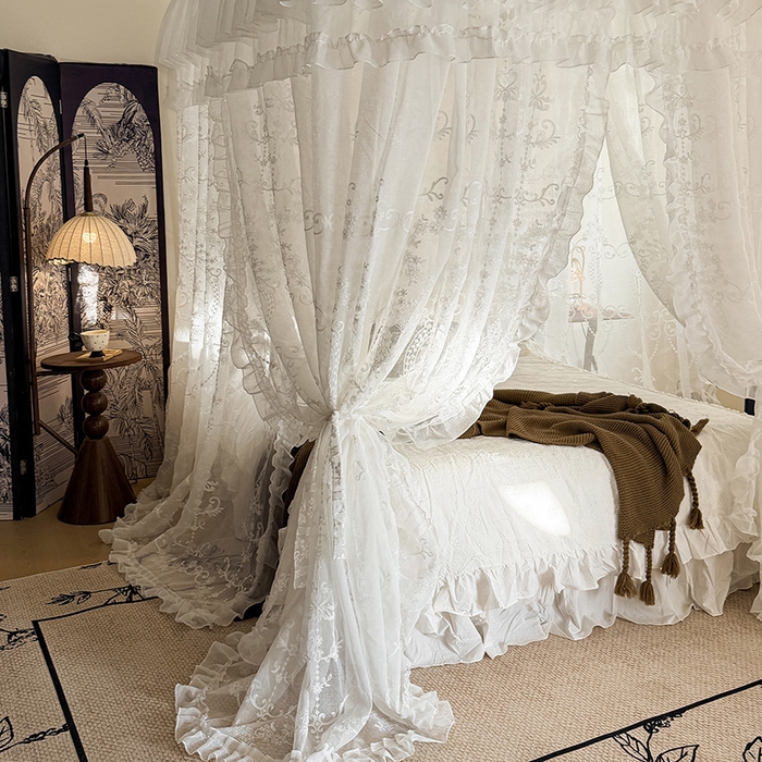 91家纺网 家纺一手货源 找家纺 都市缘蚊帐 2026年新款3303多丽棉绣花工艺导轨宫廷蚊帐 3303南法假日-云雾白