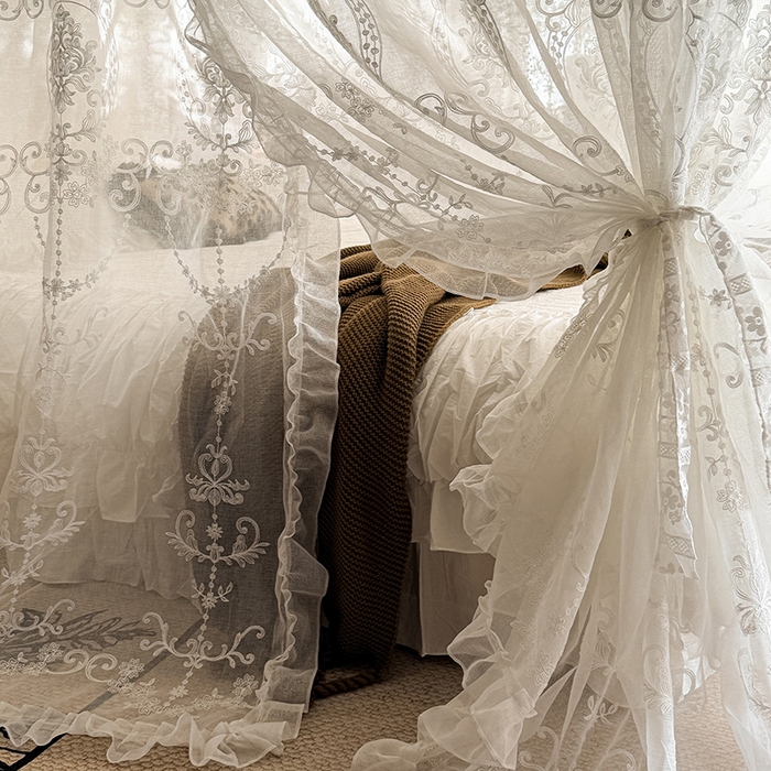 91家纺网 家纺一手货源 找家纺 都市缘蚊帐 2026年新款3303多丽棉绣花工艺导轨宫廷蚊帐 3303南法假日-云雾白