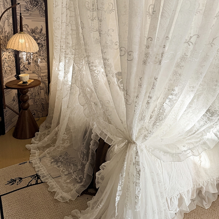 91家纺网 家纺一手货源 找家纺 都市缘蚊帐 2026年新款3303多丽棉绣花工艺导轨宫廷蚊帐 3303南法假日-云雾白