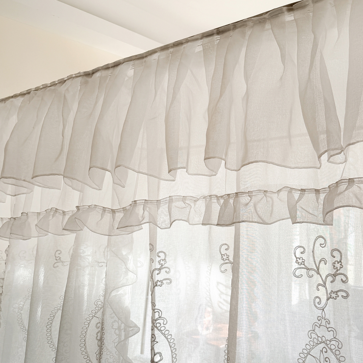 91家纺网 家纺一手货源 找家纺 都市缘蚊帐 2026年新款3303多丽棉绣花工艺导轨宫廷蚊帐 3303香榭丽舍-云雾白