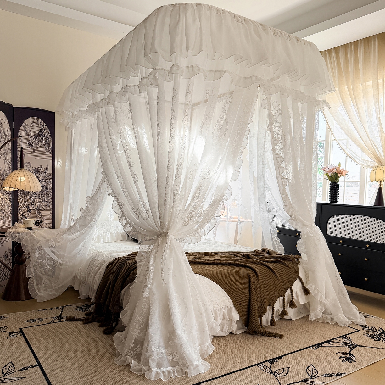 91家纺网 家纺一手货源 找家纺 都市缘蚊帐 2026年新款3303多丽棉绣花工艺导轨宫廷蚊帐 3303香榭丽舍-云雾白