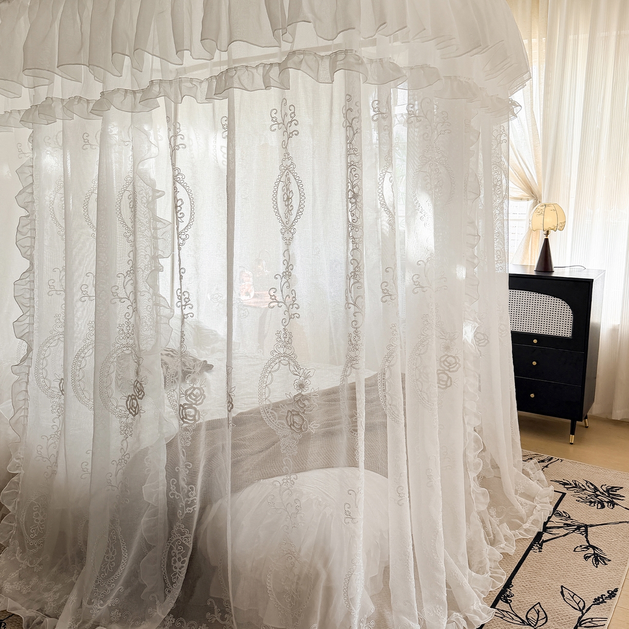 91家纺网 家纺一手货源 找家纺 都市缘蚊帐 2026年新款3303多丽棉绣花工艺导轨宫廷蚊帐 3303香榭丽舍-云雾白