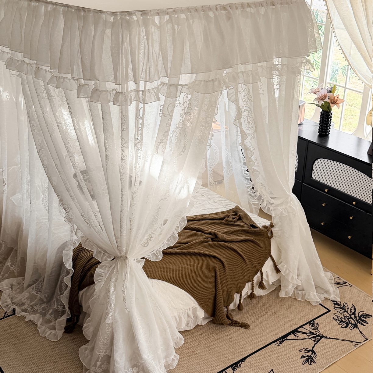 91家纺网 家纺一手货源 找家纺 都市缘蚊帐 2026年新款3303多丽棉绣花工艺导轨宫廷蚊帐 3303香榭丽舍-云雾白