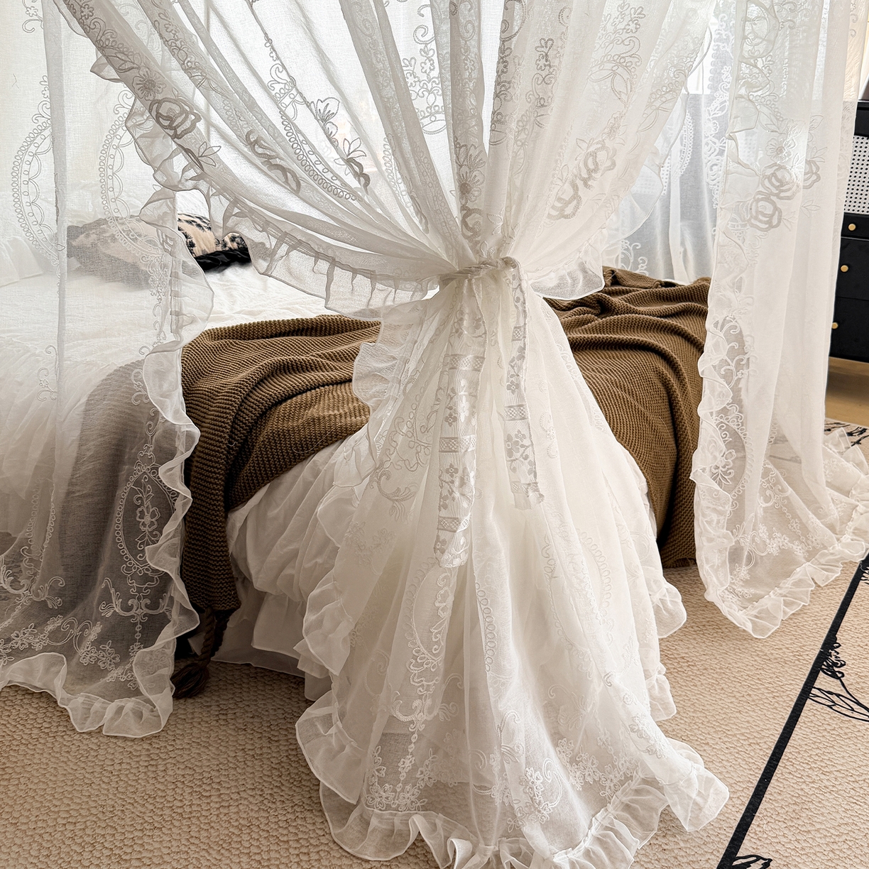 91家纺网 家纺一手货源 找家纺 都市缘蚊帐 2026年新款3303多丽棉绣花工艺导轨宫廷蚊帐 3303香榭丽舍-云雾白