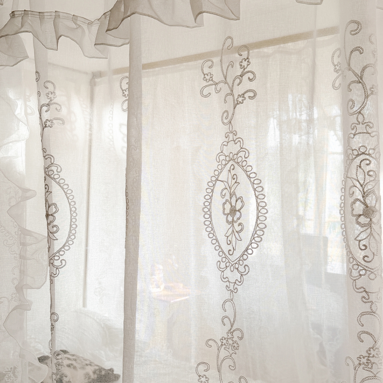 91家纺网 家纺一手货源 找家纺 都市缘蚊帐 2026年新款3303多丽棉绣花工艺导轨宫廷蚊帐 3303香榭丽舍-云雾白