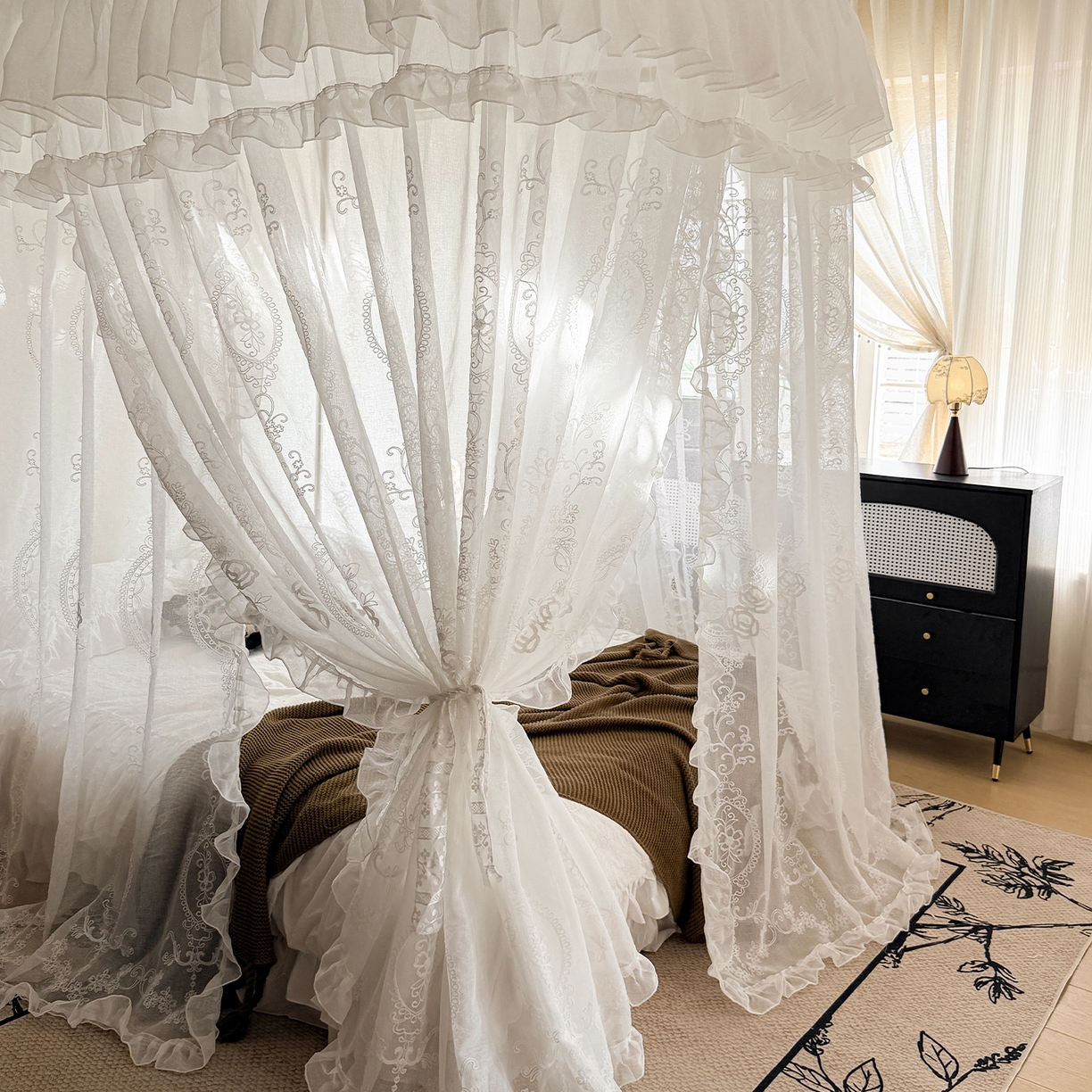 91家纺网 家纺一手货源 找家纺 都市缘蚊帐 2026年新款3303多丽棉绣花工艺导轨宫廷蚊帐 3303香榭丽舍-云雾白