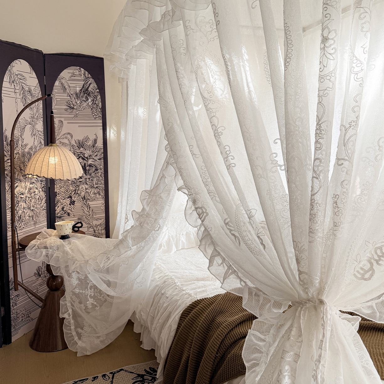 91家纺网 家纺一手货源 找家纺 都市缘蚊帐 2026年新款3303多丽棉绣花工艺导轨宫廷蚊帐 3303香榭丽舍-云雾白