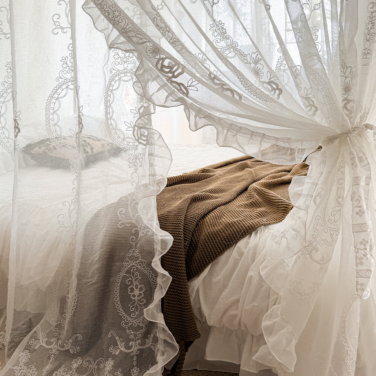 91家纺网 家纺一手货源 找家纺 都市缘蚊帐 2026年新款3303多丽棉绣花工艺导轨宫廷蚊帐 3303香榭丽舍-云雾白