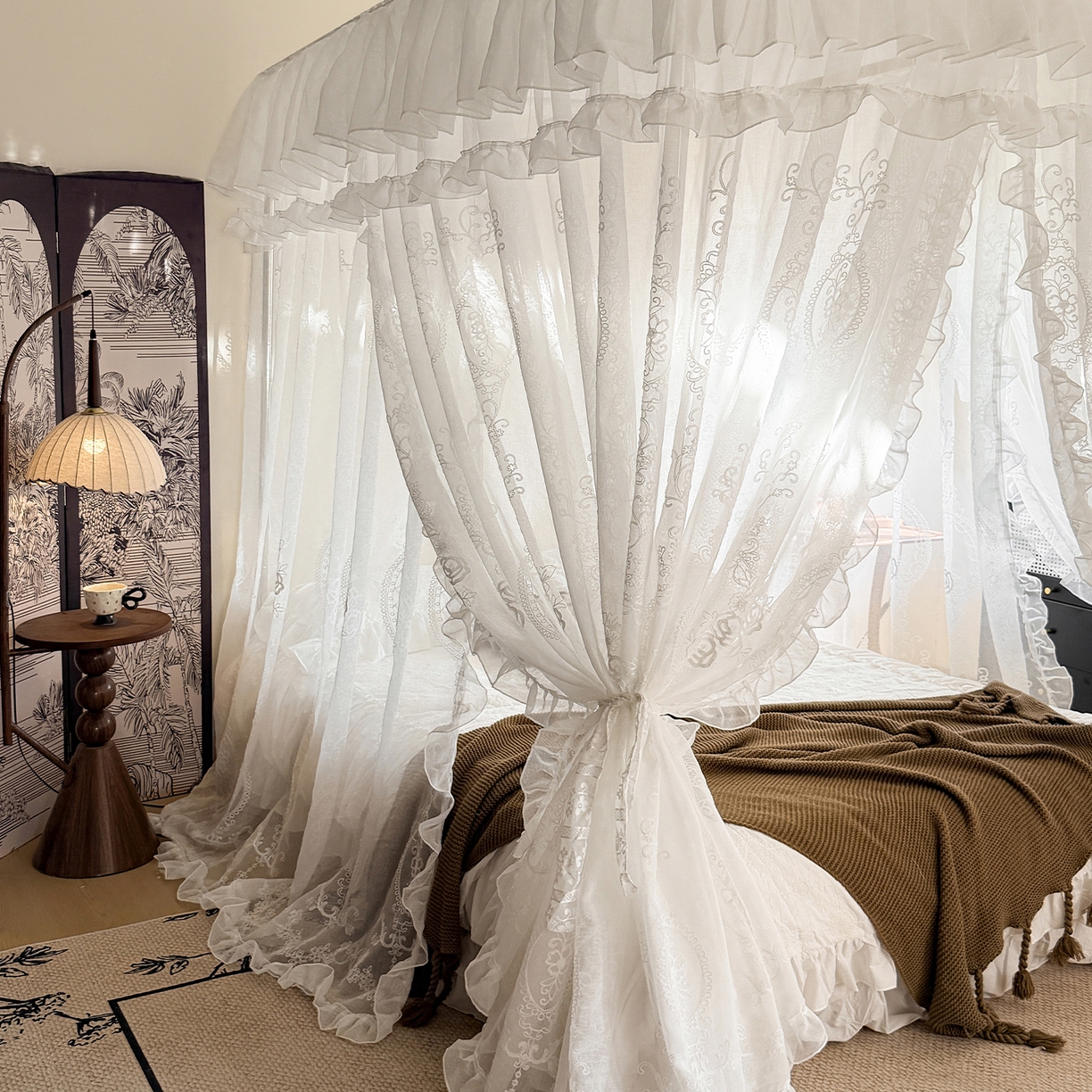 91家纺网 家纺一手货源 找家纺 都市缘蚊帐 2026年新款3303多丽棉绣花工艺导轨宫廷蚊帐 3303香榭丽舍-云雾白