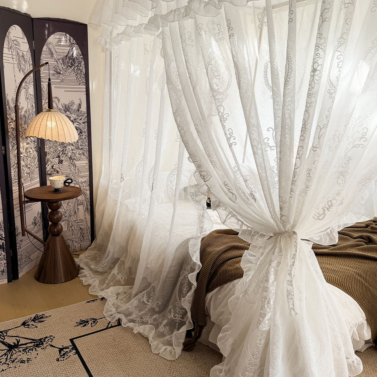 91家纺网 家纺一手货源 找家纺 都市缘蚊帐 2026年新款3303多丽棉绣花工艺导轨宫廷蚊帐 3303香榭丽舍-云雾白