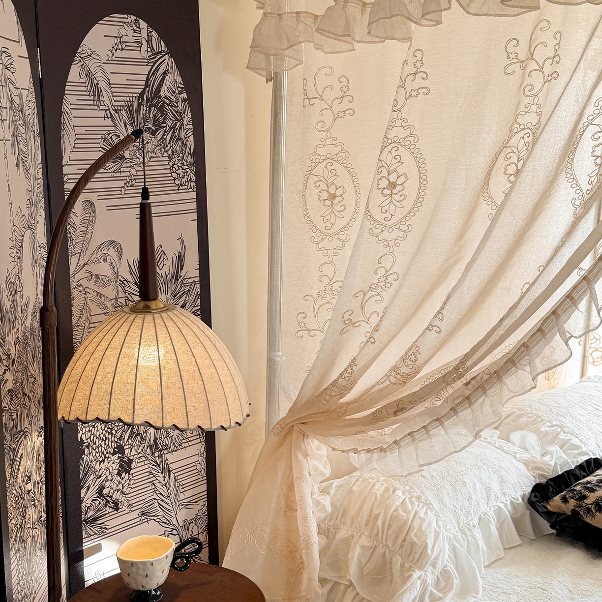 91家纺网 家纺一手货源 找家纺 都市缘蚊帐 2026年新款3303多丽棉绣花工艺导轨宫廷蚊帐 3303香榭丽舍-麦芽杏