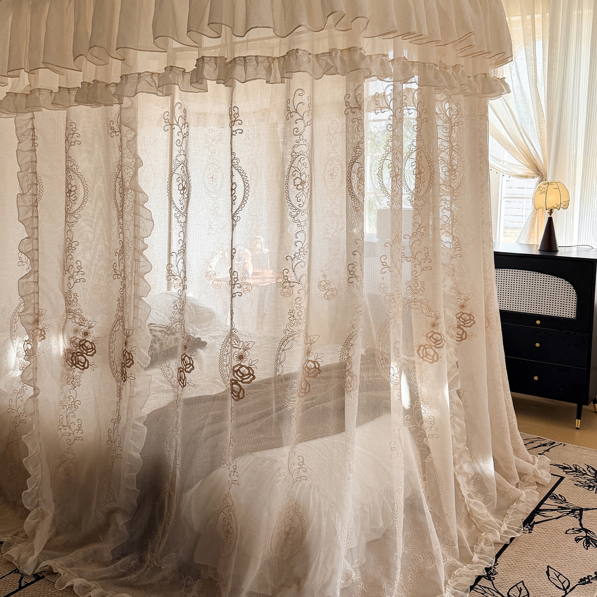 91家纺网 家纺一手货源 找家纺 都市缘蚊帐 2026年新款3303多丽棉绣花工艺导轨宫廷蚊帐 3303香榭丽舍-麦芽杏