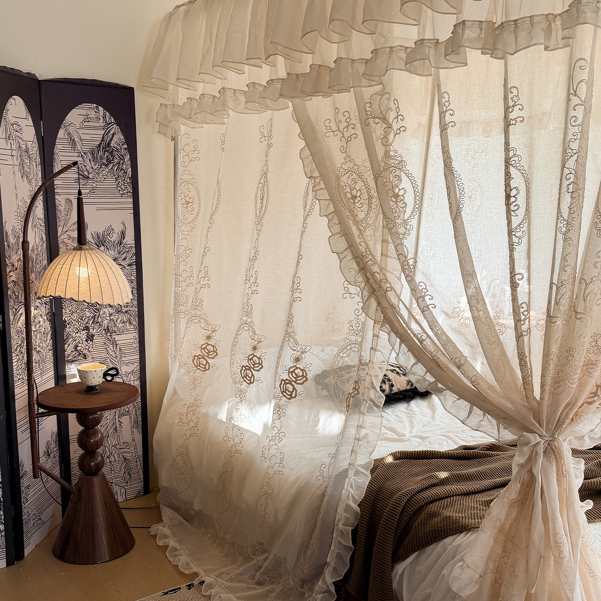 91家纺网 家纺一手货源 找家纺 都市缘蚊帐 2026年新款3303多丽棉绣花工艺导轨宫廷蚊帐 3303香榭丽舍-麦芽杏