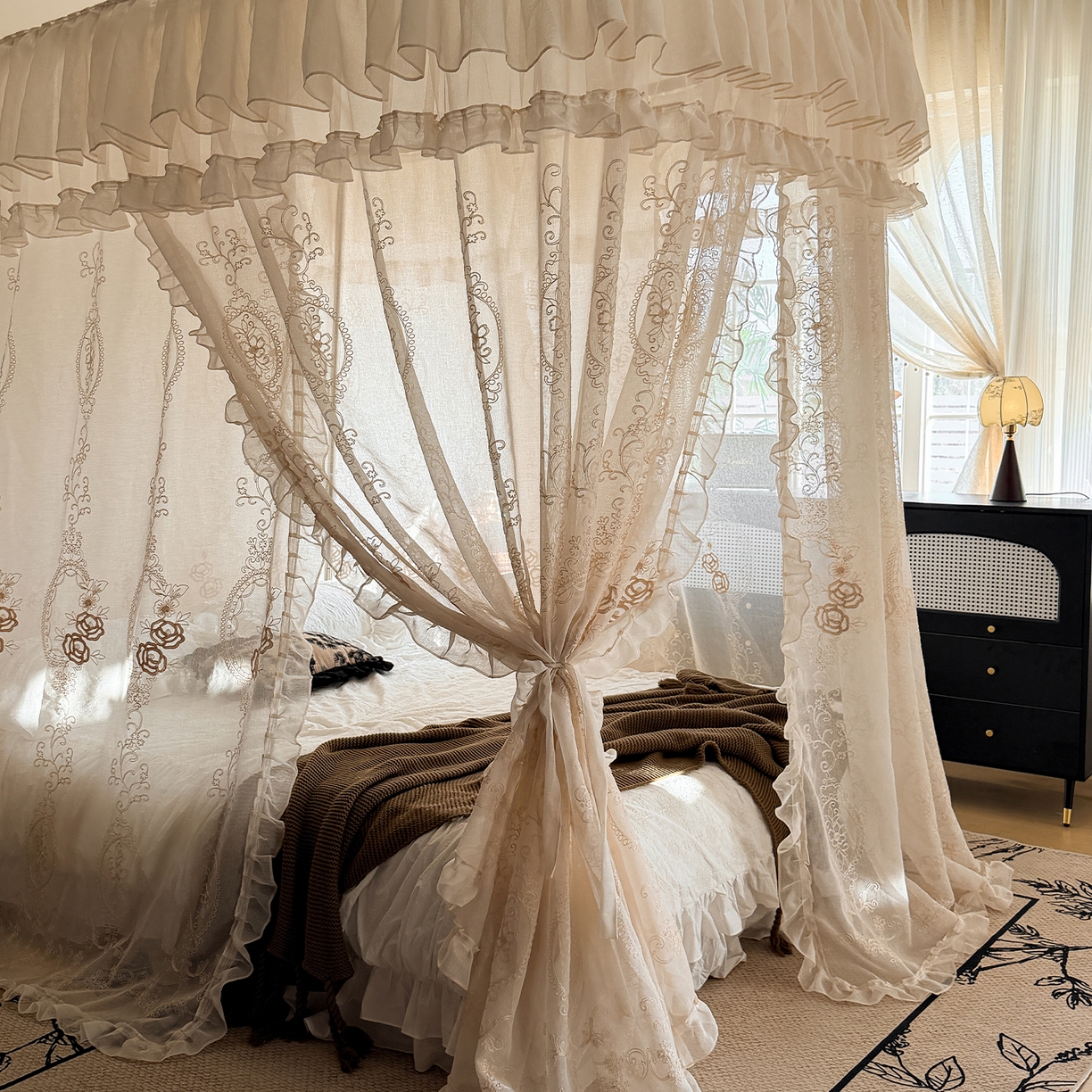 91家纺网 家纺一手货源 找家纺 都市缘蚊帐 2026年新款3303多丽棉绣花工艺导轨宫廷蚊帐 3303香榭丽舍-麦芽杏