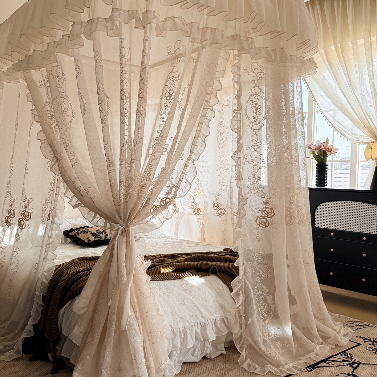 91家纺网 家纺一手货源 找家纺 都市缘蚊帐 2026年新款3303多丽棉绣花工艺导轨宫廷蚊帐 3303香榭丽舍-麦芽杏