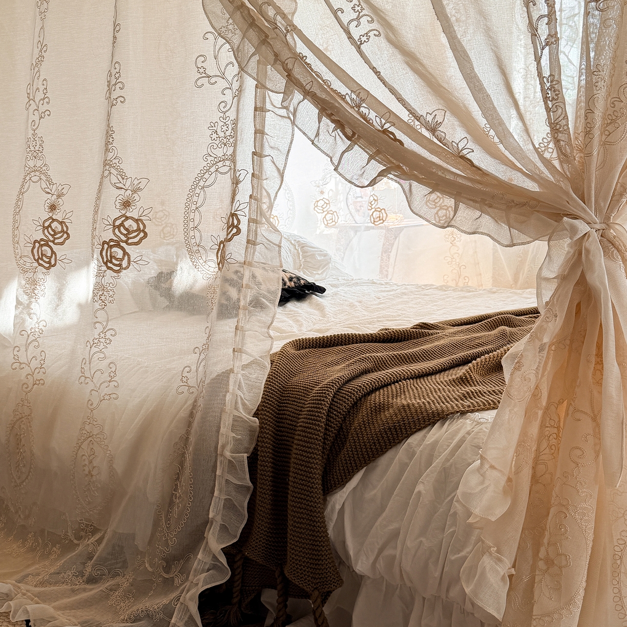 91家纺网 家纺一手货源 找家纺 都市缘蚊帐 2026年新款3303多丽棉绣花工艺导轨宫廷蚊帐 3303香榭丽舍-麦芽杏