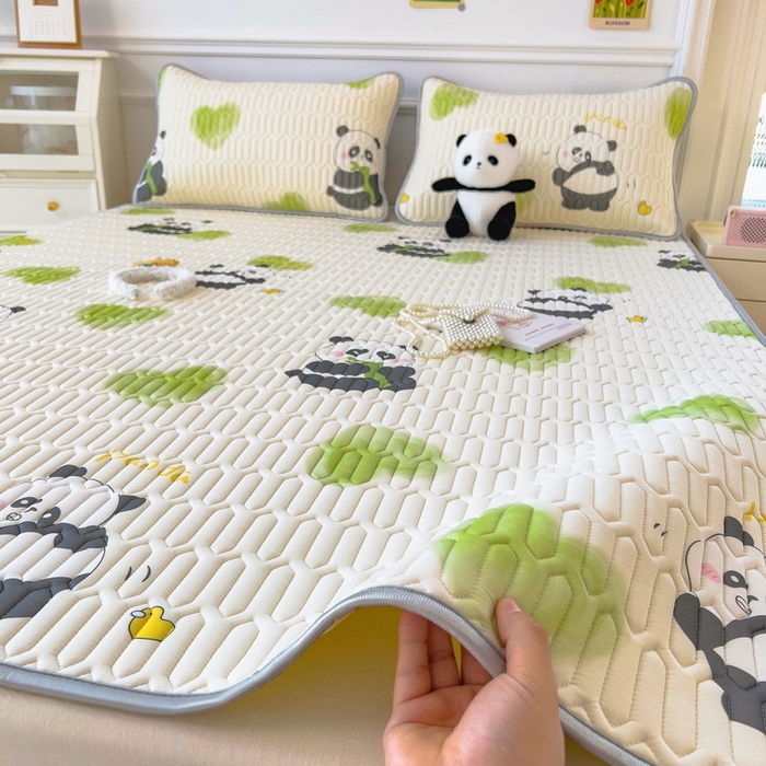 91家纺网 家纺一手货源 找家纺 丝羽坊 2026新款高密凉感丝印花乳胶凉席-平铺款 熊猫宝宝