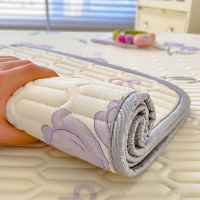 91家纺网 家纺一手货源 找家纺 丝羽坊 2026新款高密凉感丝印花乳胶凉席-平铺款 郁金香紫