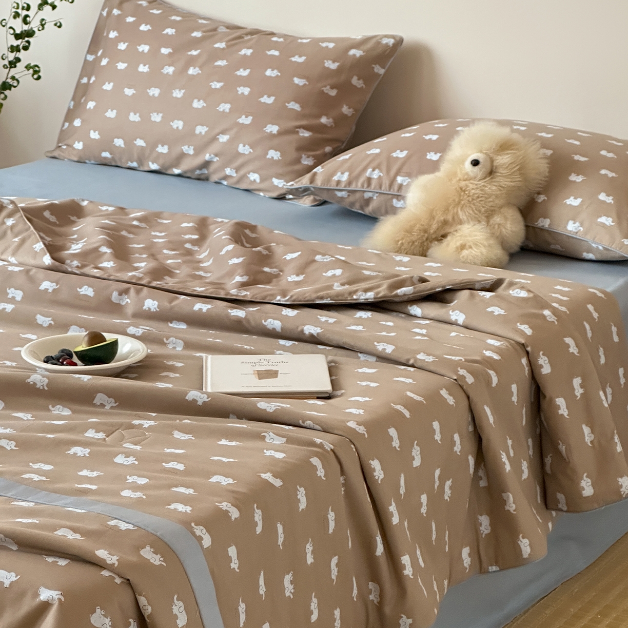 91家纺网 家纺一手货源 找家纺 一加一 2026新款活性印花透气工艺大豆夏被夏凉被空调被四件套-棉花叙 麦田小象 咖