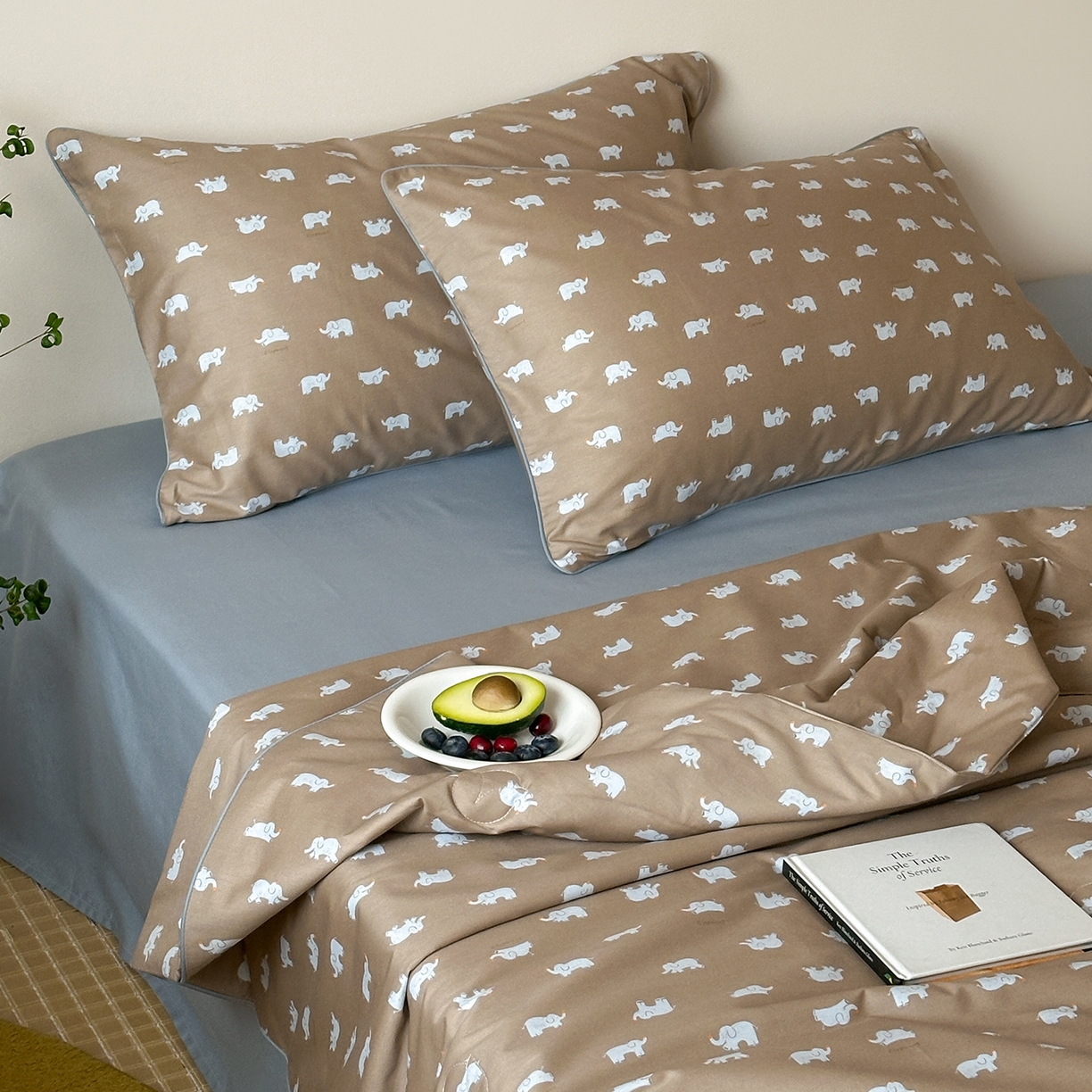 91家纺网 家纺一手货源 找家纺 一加一 2026新款活性印花透气工艺大豆夏被夏凉被空调被四件套-棉花叙 麦田小象 咖