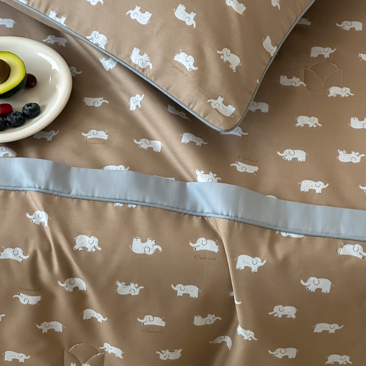 91家纺网 家纺一手货源 找家纺 一加一 2026新款活性印花透气工艺大豆夏被夏凉被空调被四件套-棉花叙 麦田小象 咖