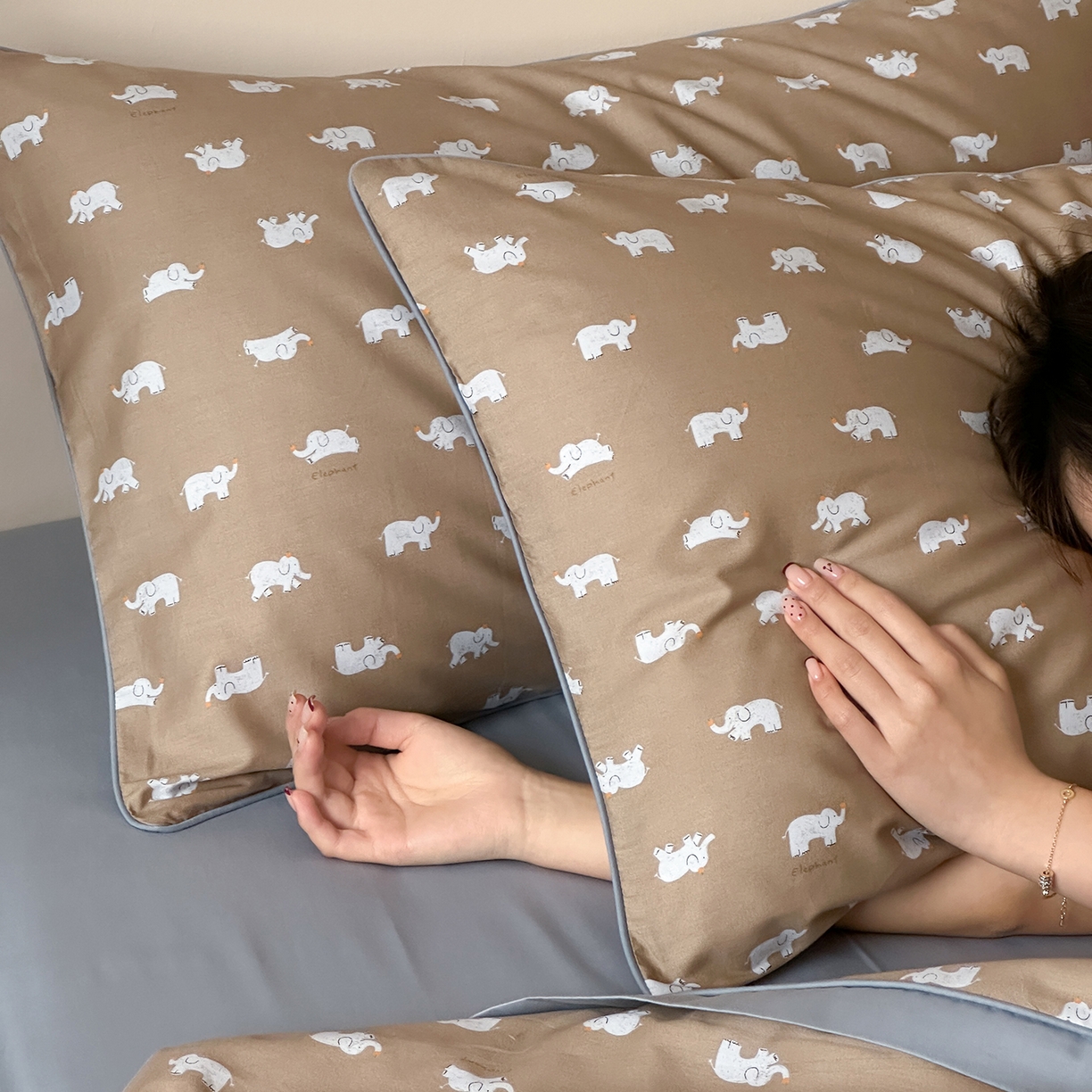 91家纺网 家纺一手货源 找家纺 一加一 2026新款活性印花透气工艺大豆夏被夏凉被空调被四件套-棉花叙 麦田小象 咖