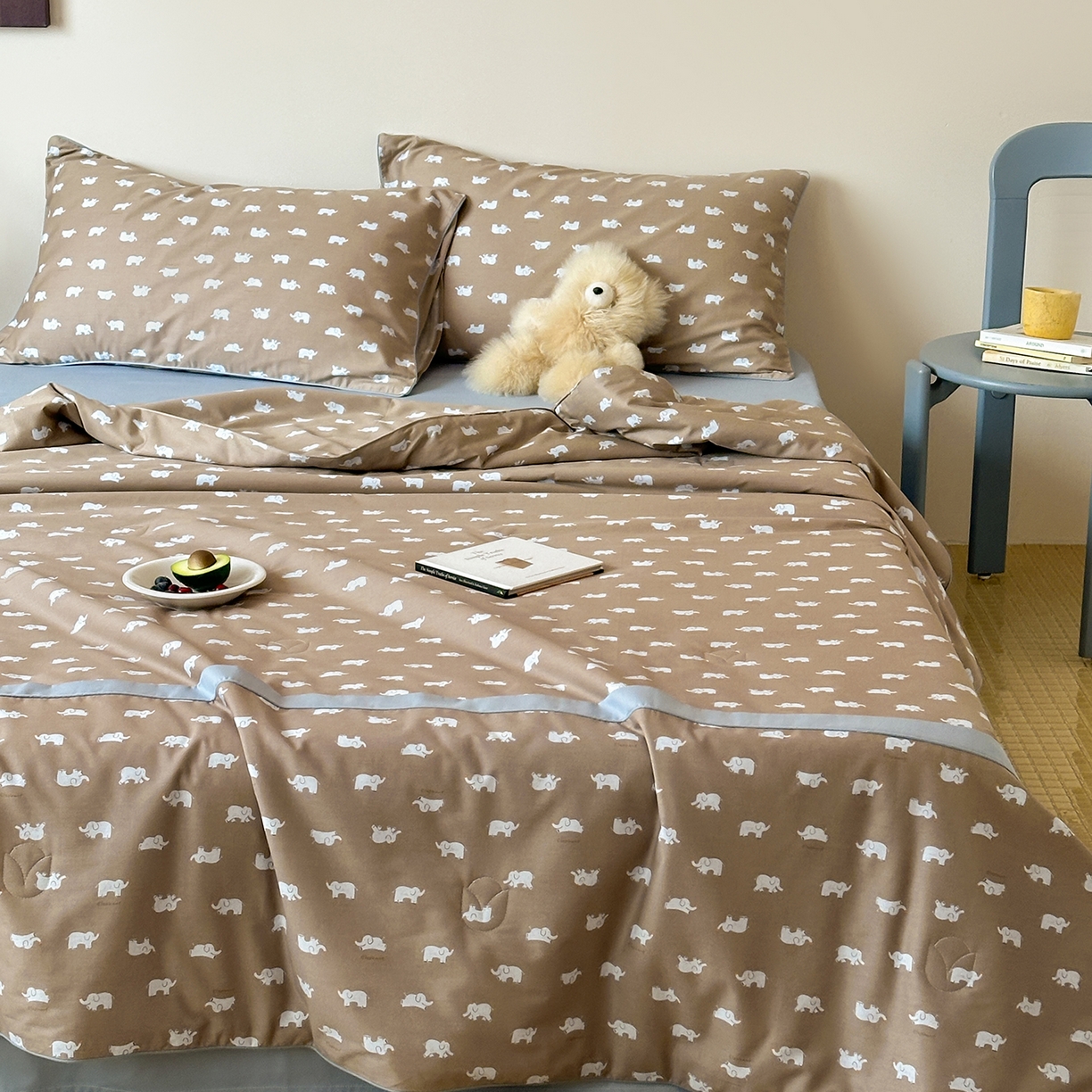 91家纺网 家纺一手货源 找家纺 一加一 2026新款活性印花透气工艺大豆夏被夏凉被空调被四件套-棉花叙 麦田小象 咖