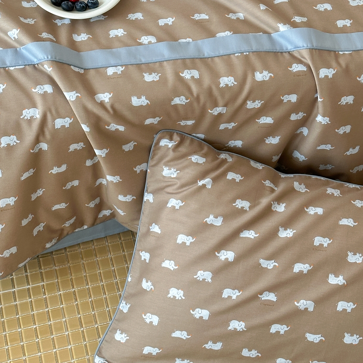 91家纺网 家纺一手货源 找家纺 一加一 2026新款活性印花透气工艺大豆夏被夏凉被空调被四件套-棉花叙 麦田小象 咖