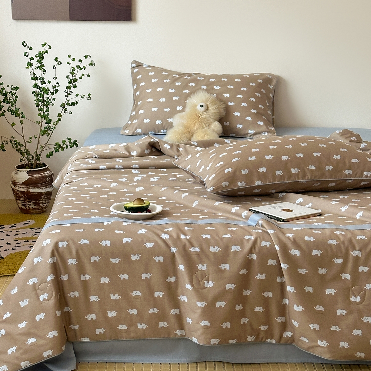 91家纺网 家纺一手货源 找家纺 一加一 2026新款活性印花透气工艺大豆夏被夏凉被空调被四件套-棉花叙 麦田小象 咖