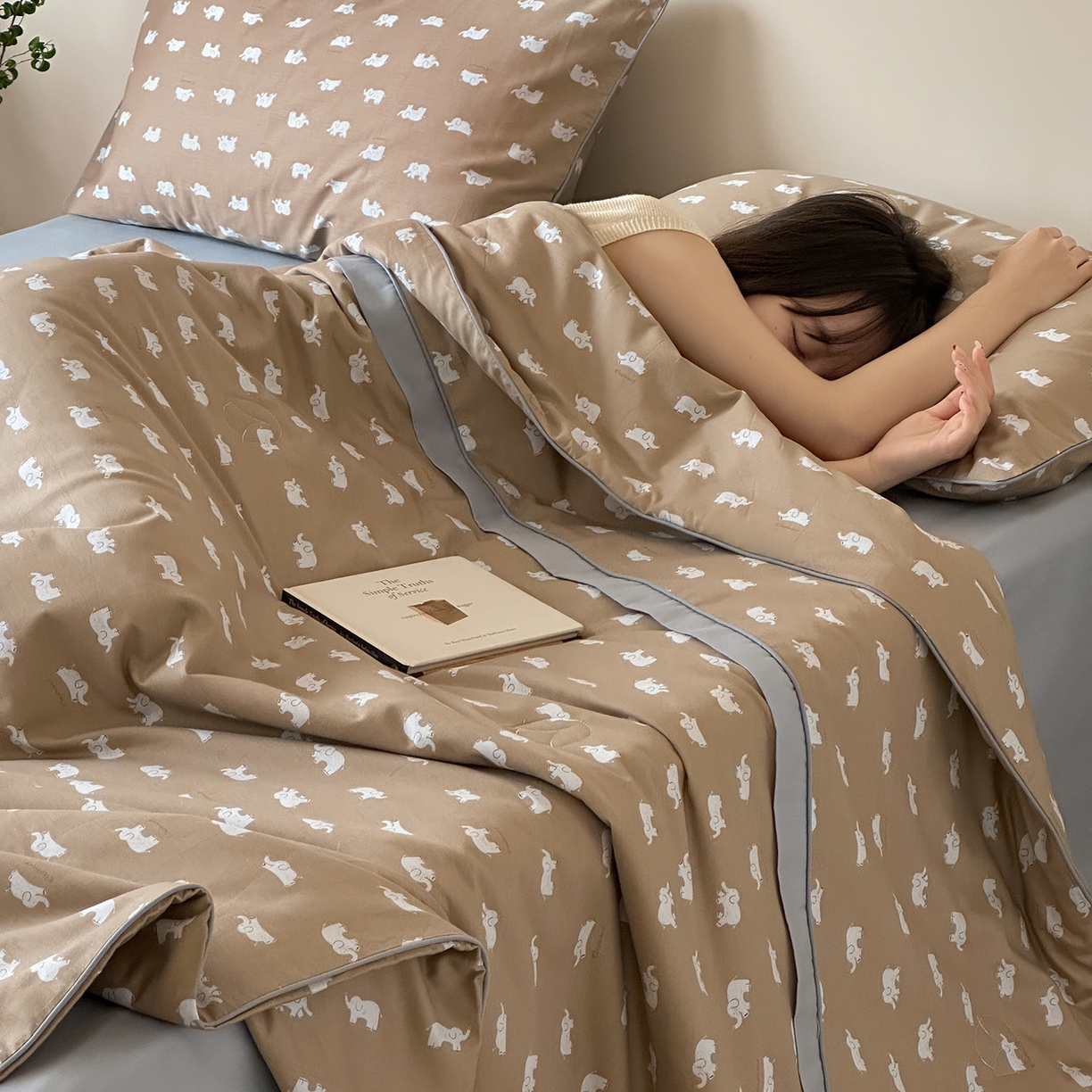 91家纺网 家纺一手货源 找家纺 一加一 2026新款活性印花透气工艺大豆夏被夏凉被空调被四件套-棉花叙 麦田小象 咖