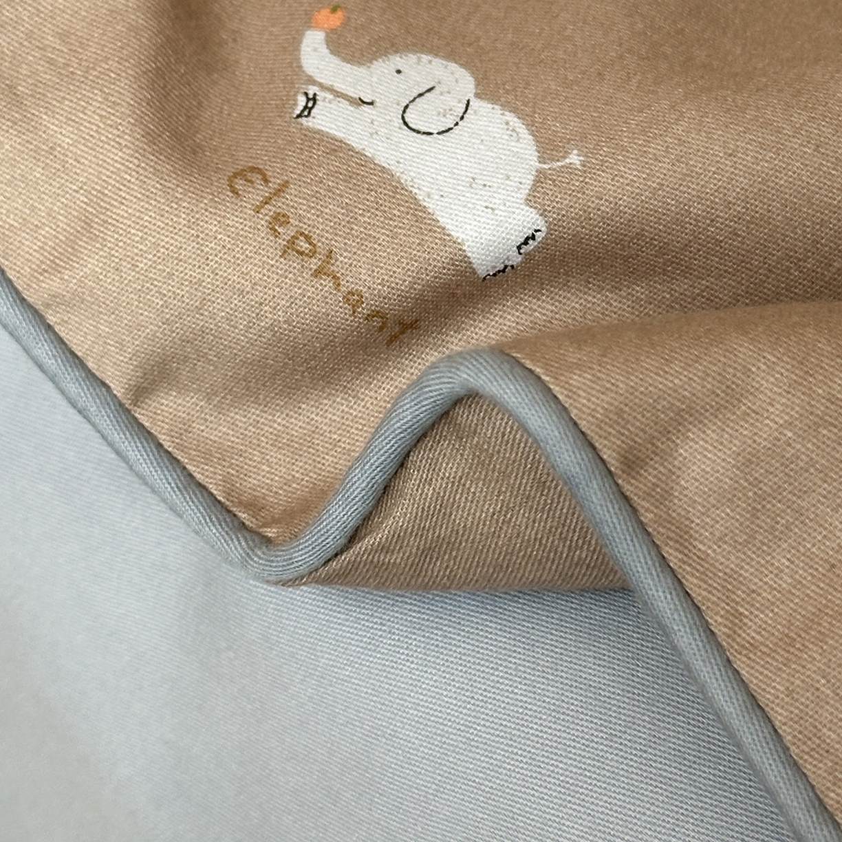 91家纺网 家纺一手货源 找家纺 一加一 2026新款活性印花透气工艺大豆夏被夏凉被空调被四件套-棉花叙 麦田小象 咖