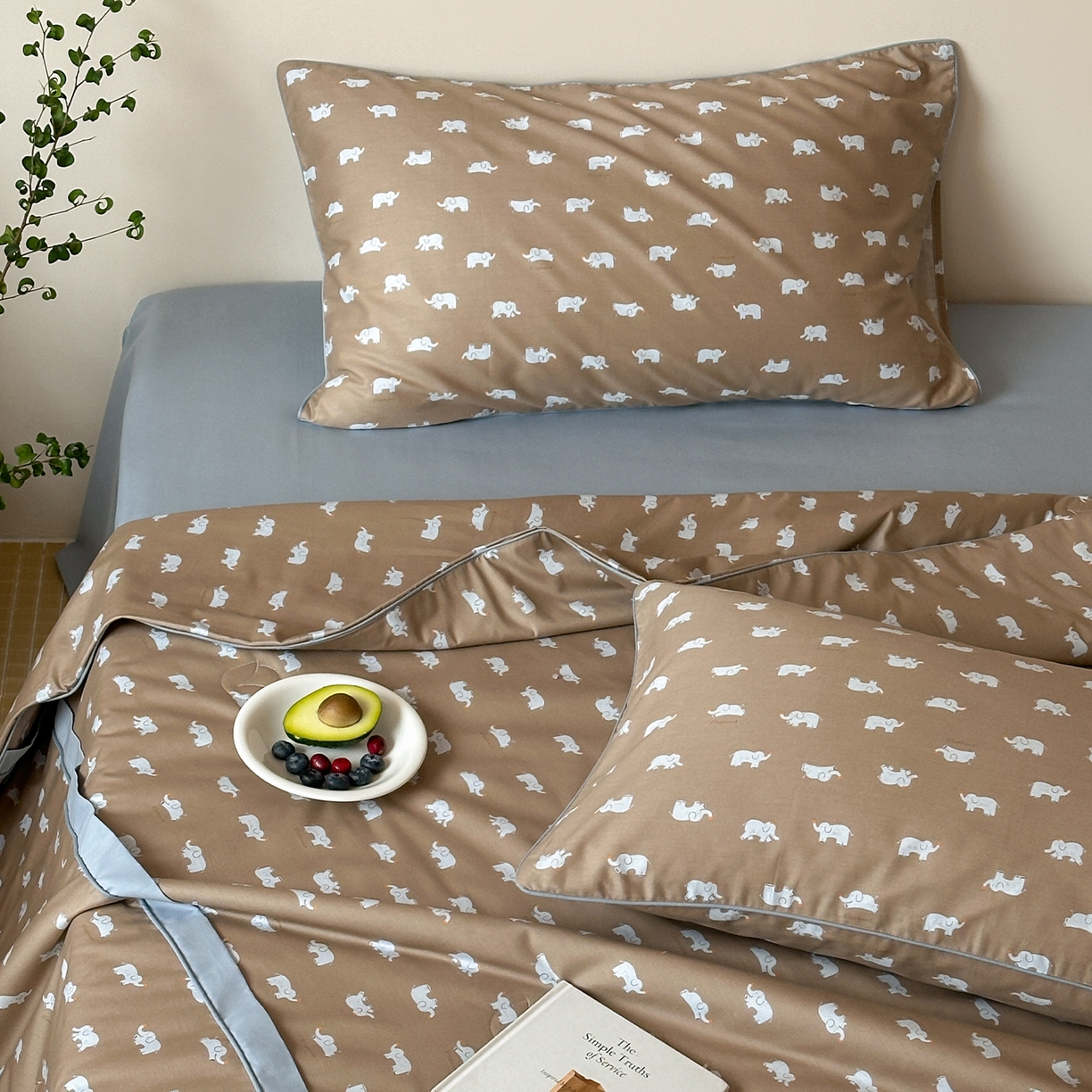 91家纺网 家纺一手货源 找家纺 一加一 2026新款活性印花透气工艺大豆夏被夏凉被空调被四件套-棉花叙 麦田小象 咖