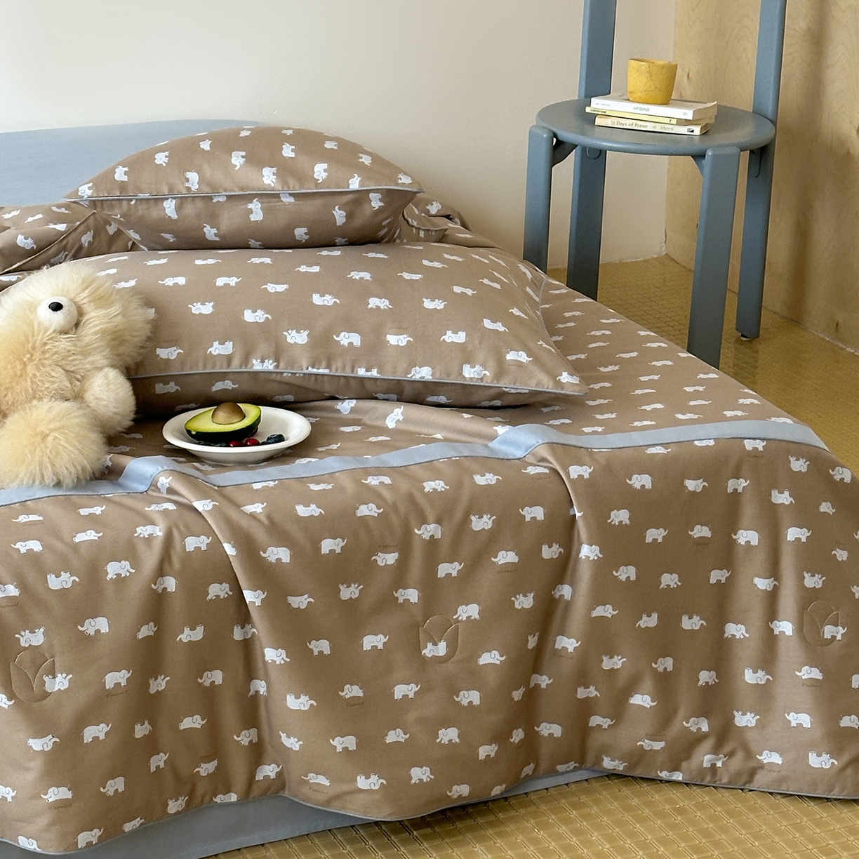 91家纺网 家纺一手货源 找家纺 一加一 2026新款活性印花透气工艺大豆夏被夏凉被空调被四件套-棉花叙 麦田小象 咖