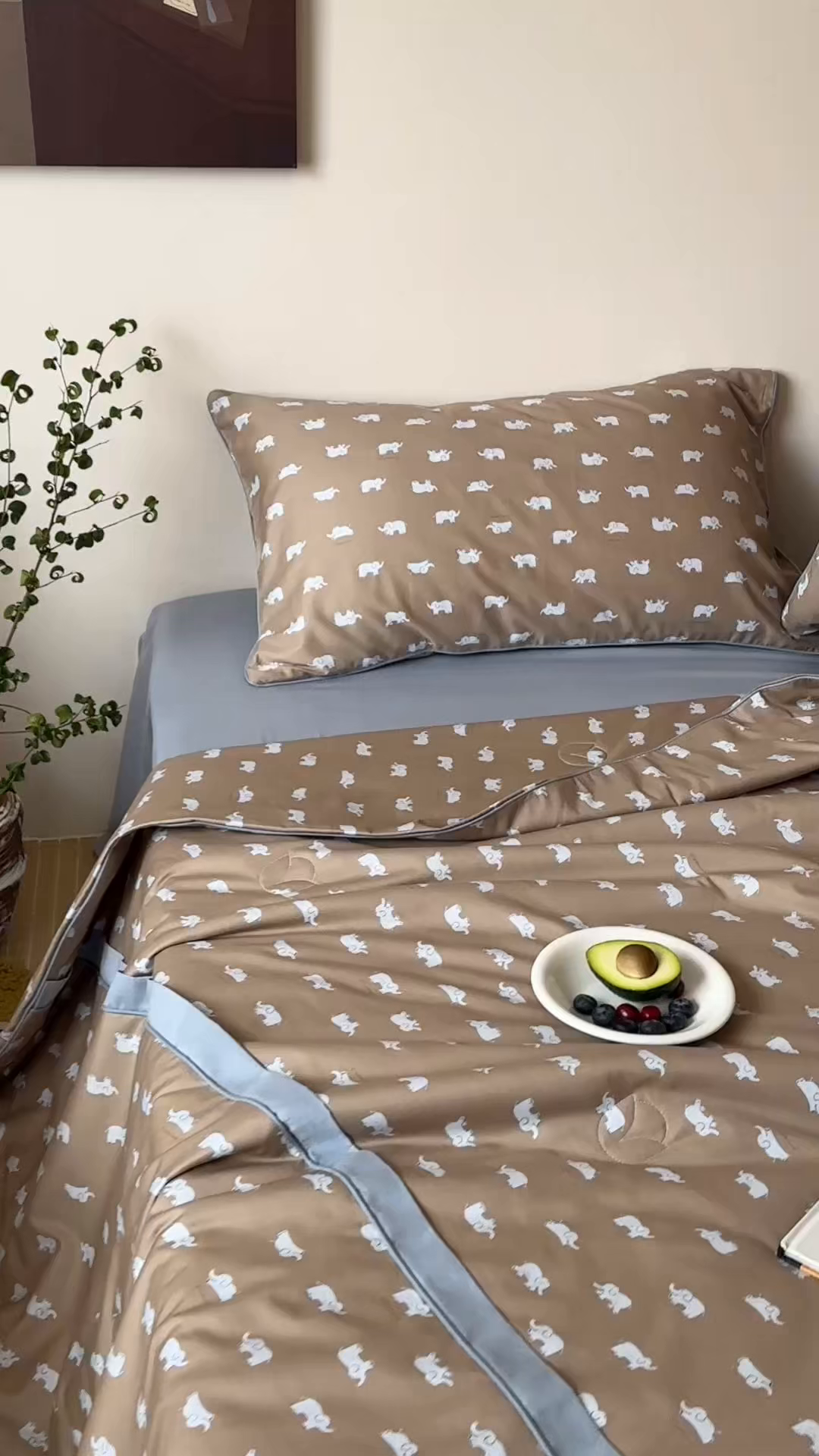 91家纺网 家纺一手货源 找家纺 一加一 2026新款活性印花透气工艺大豆夏被夏凉被空调被四件套-棉花叙 麦田小象 咖